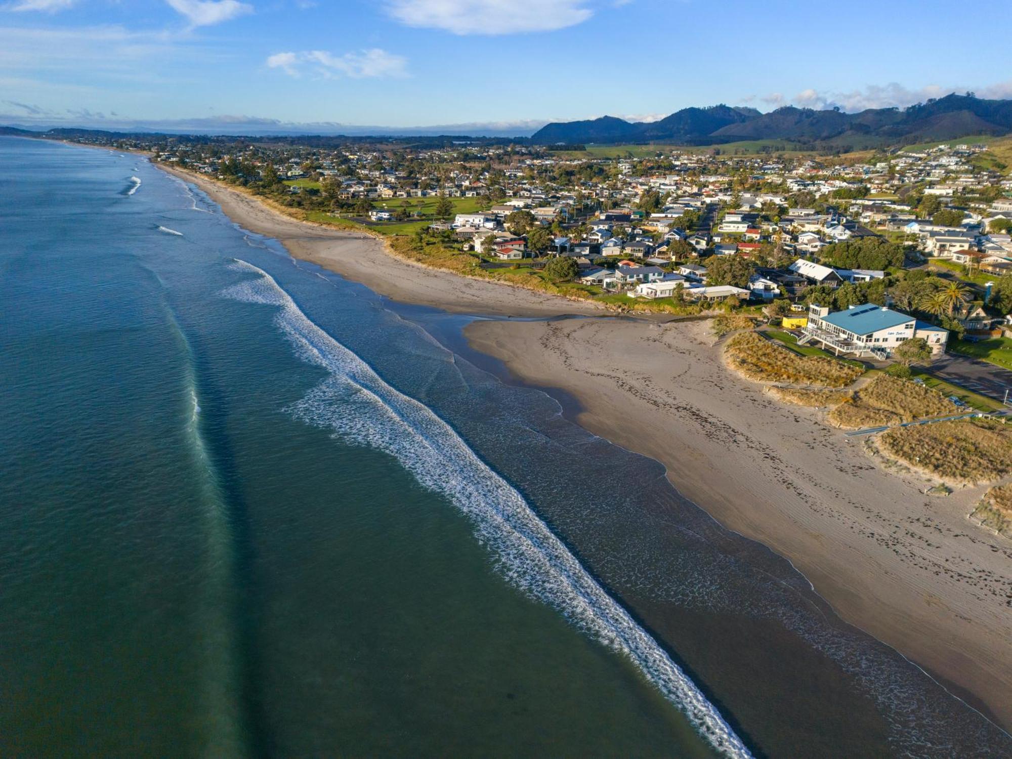 Tasman Holiday Parks - Waihi Beach Exterior foto Aerial view of the beach at Waikuku