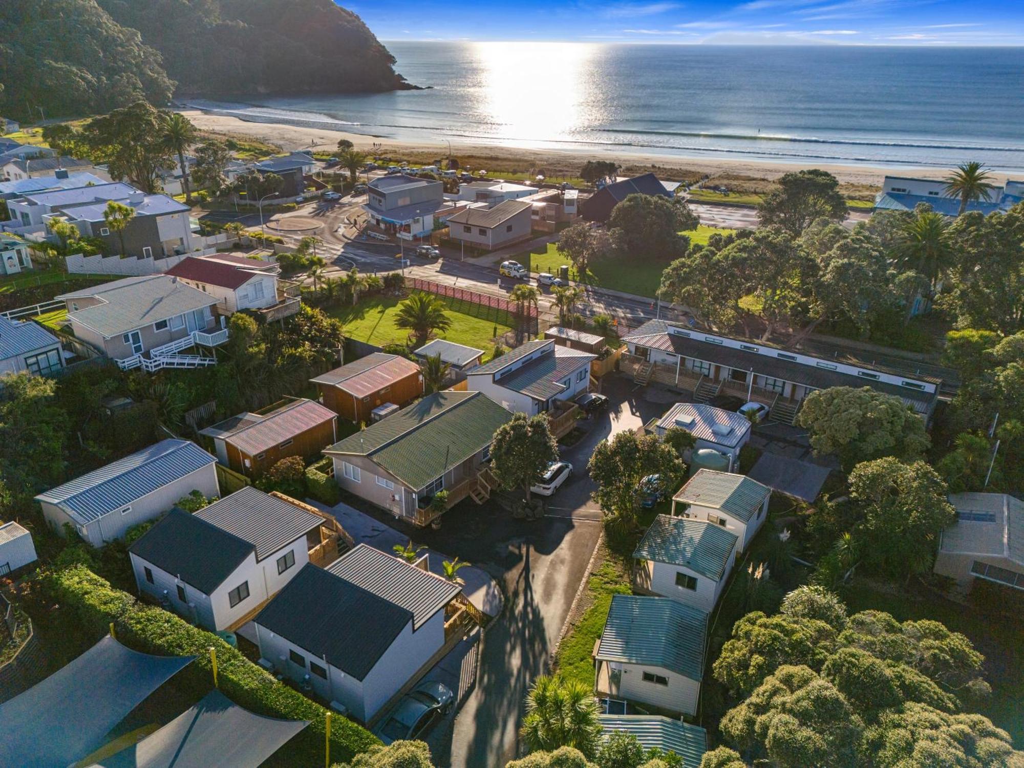 Tasman Holiday Parks - Waihi Beach Exterior foto Aerial view of the town