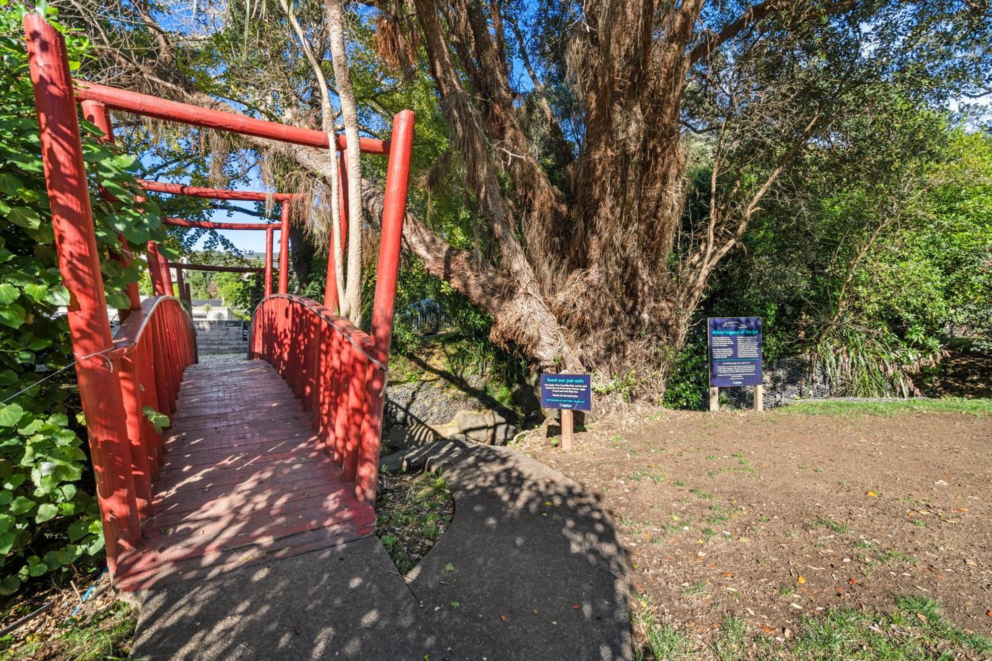 Tasman Holiday Parks - Waihi Beach Exterior foto The bridge at the entrance to the park