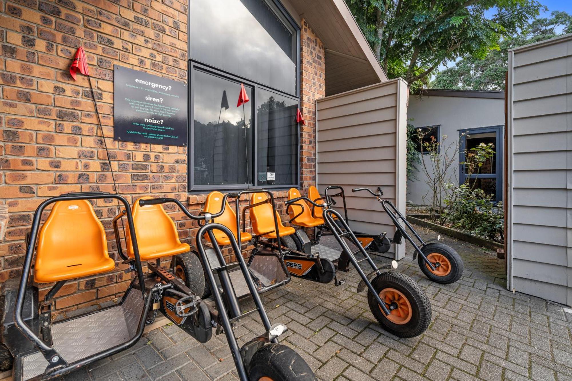 Tasman Holiday Parks - Waihi Beach Exterior foto The bike share at the visitor centre