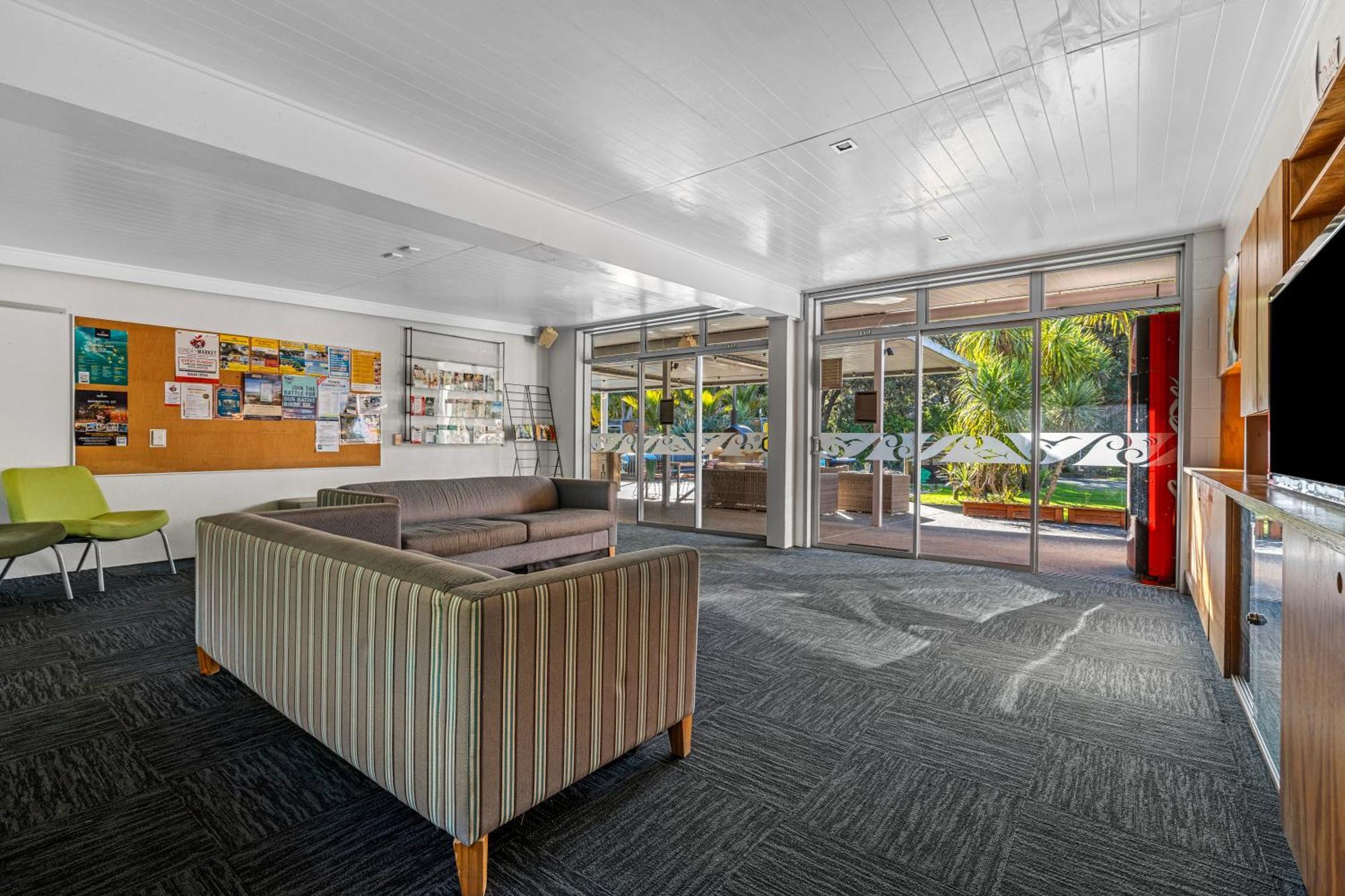 Tasman Holiday Parks - Waihi Beach Exterior foto The interior of the school's main building