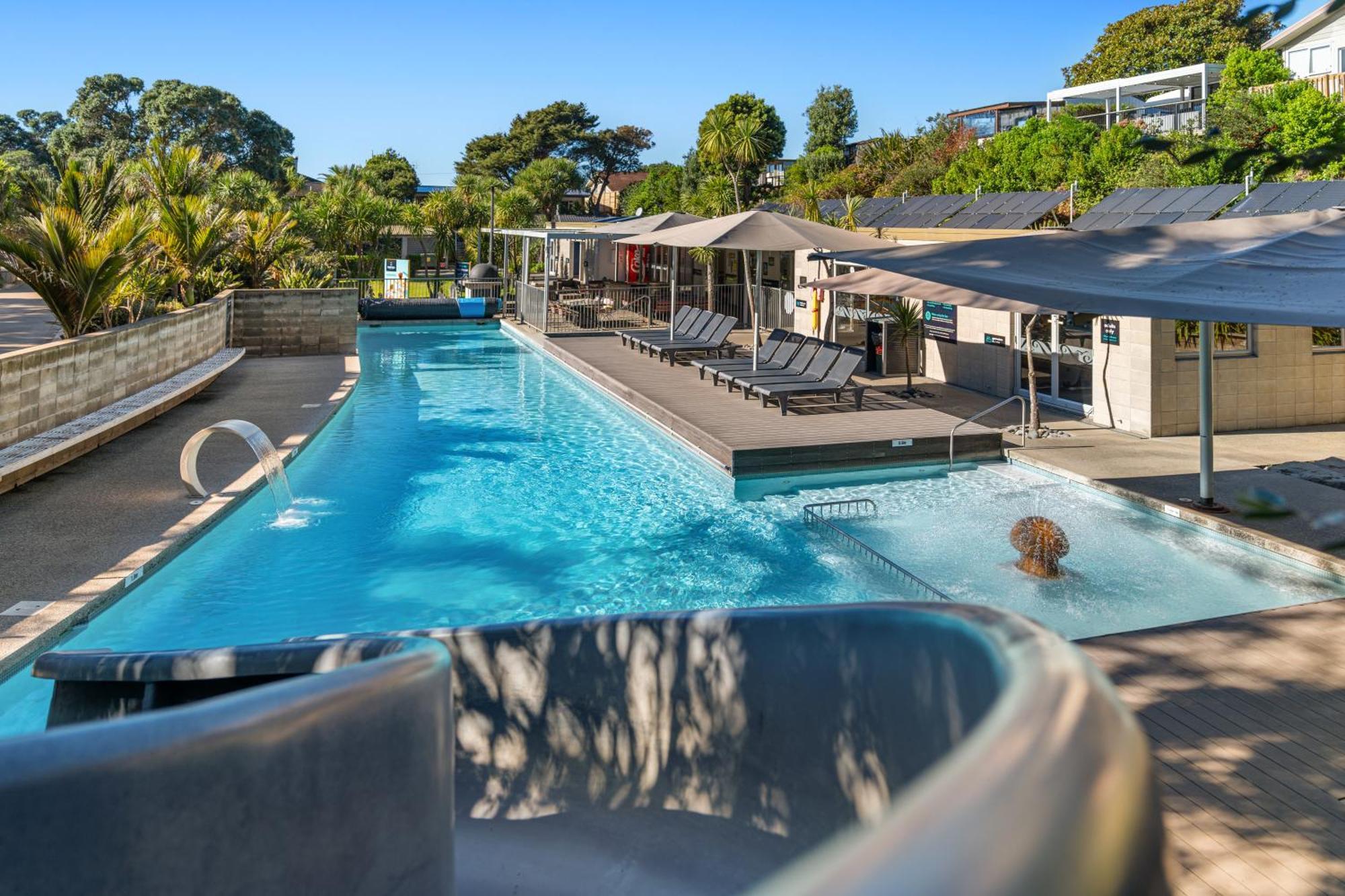Tasman Holiday Parks - Waihi Beach Exterior foto The pool at the Bay of Many Coves