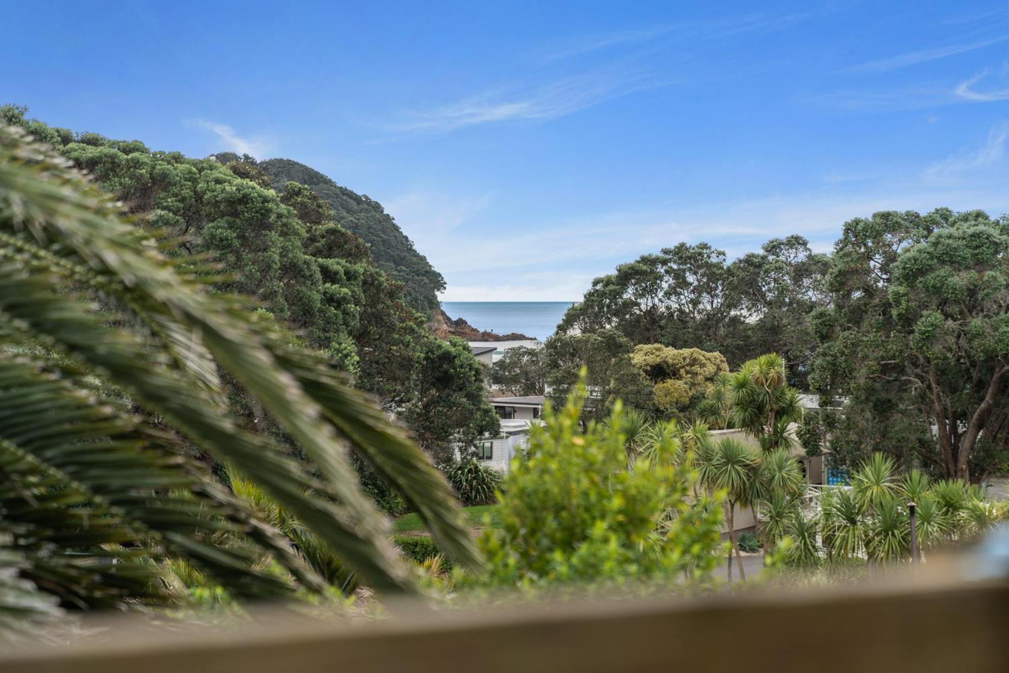 Tasman Holiday Parks - Waihi Beach Exterior foto View of the bay from the town