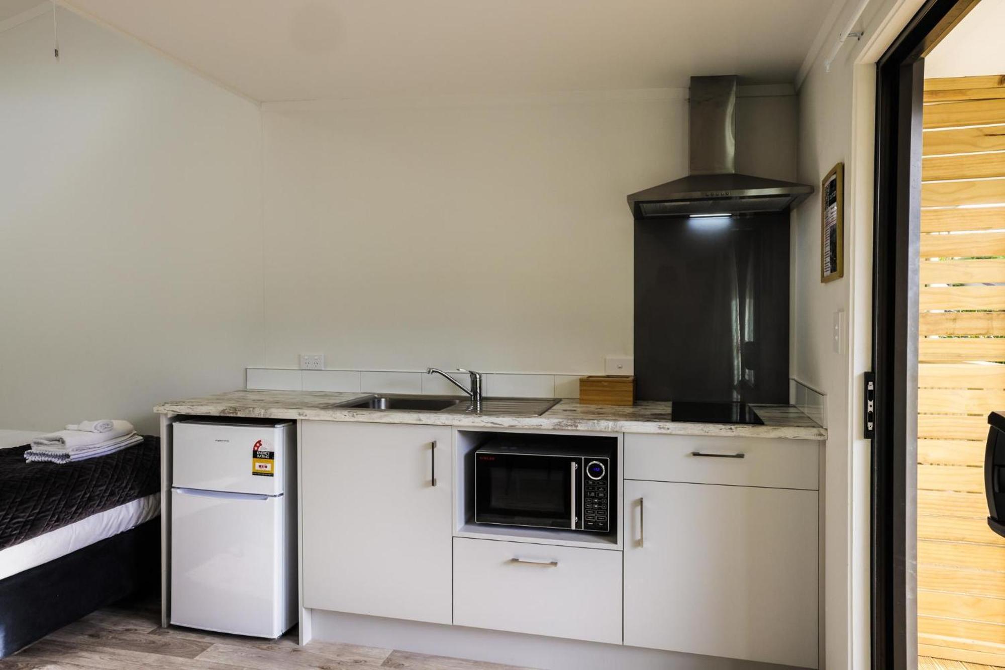 Tasman Holiday Parks - Waihi Beach Exterior foto A kitchen in a motel