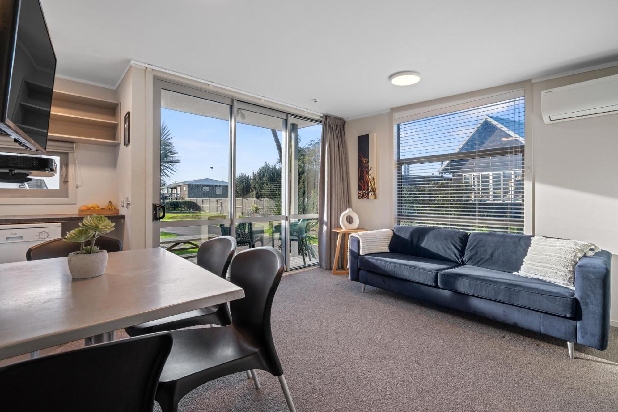 Tasman Holiday Parks - Waihi Beach Exterior foto A typical apartment at the Village