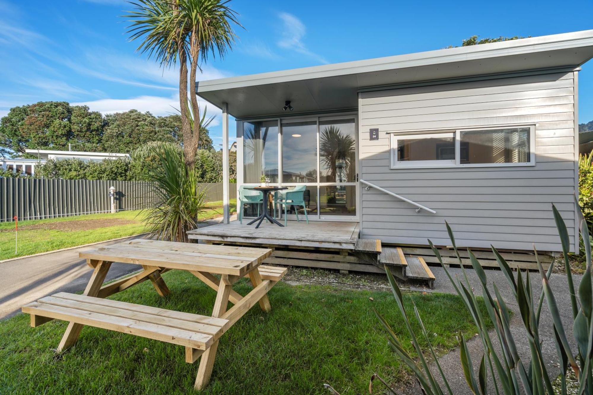 Tasman Holiday Parks - Waihi Beach Exterior foto A bach at Waikare