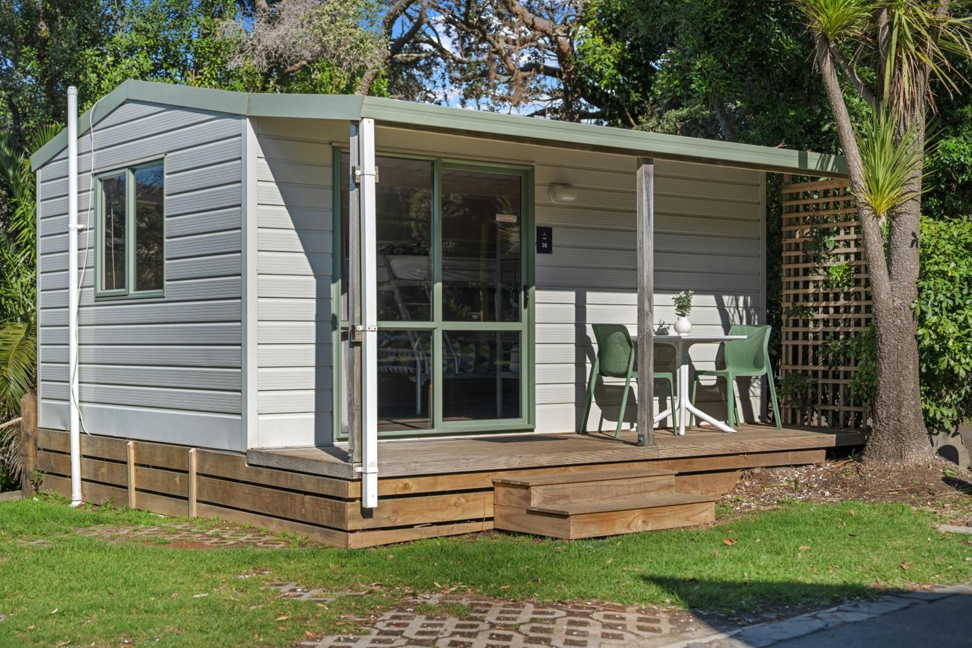 Tasman Holiday Parks - Waihi Beach Exterior foto A bach in Auckland, New Zealand
