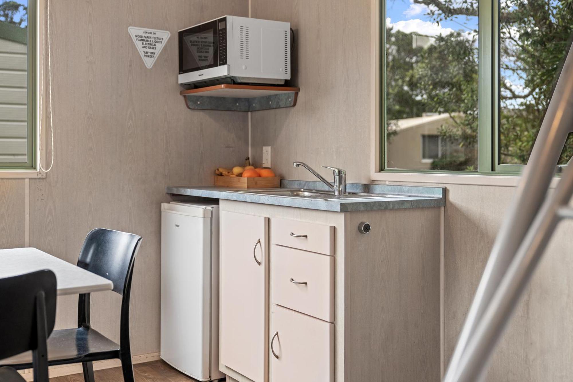 Tasman Holiday Parks - Waihi Beach Exterior foto A typical kitchen in a typical studio