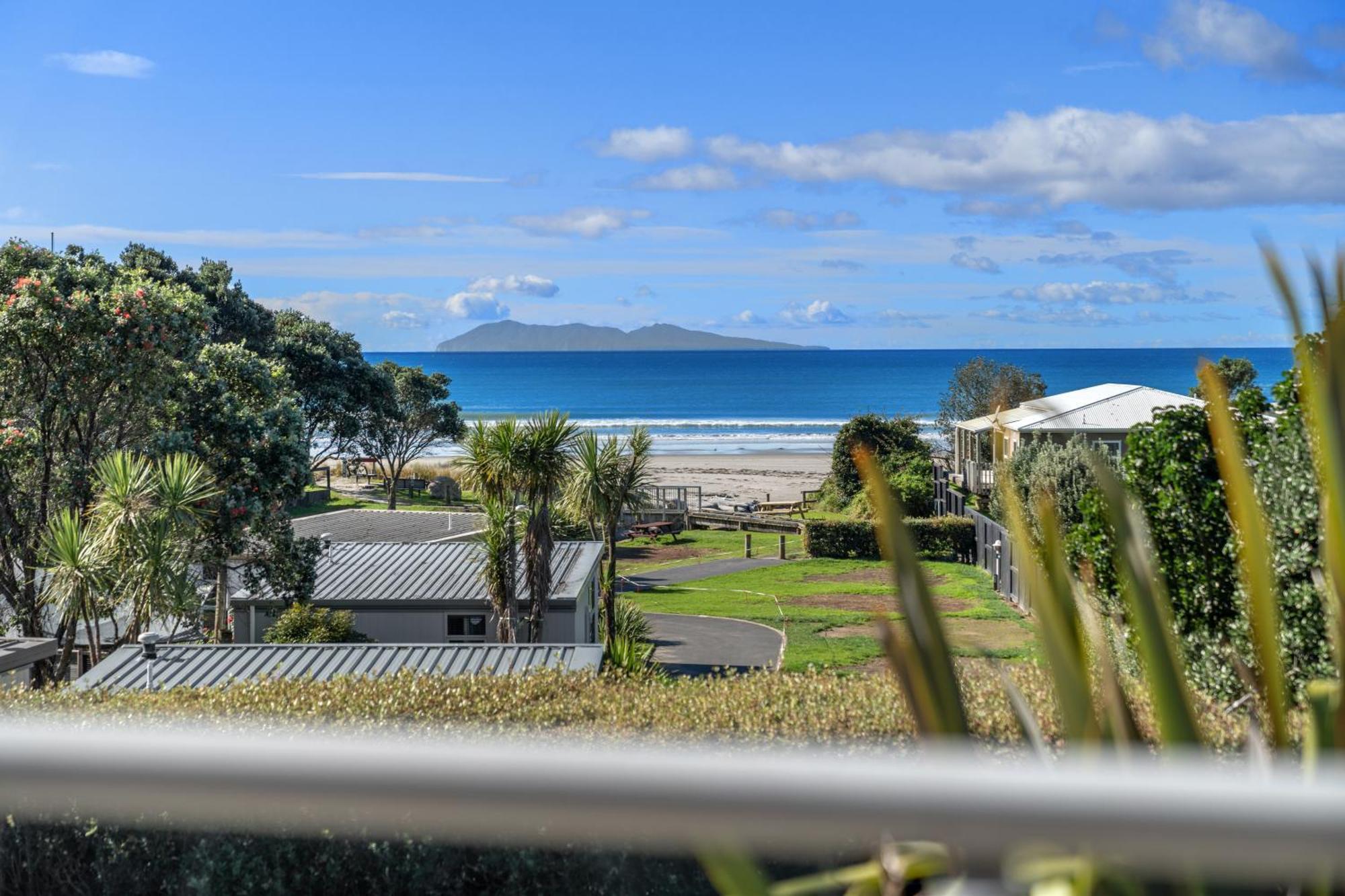 Tasman Holiday Parks - Waihi Beach Exterior foto View of the bay from the town