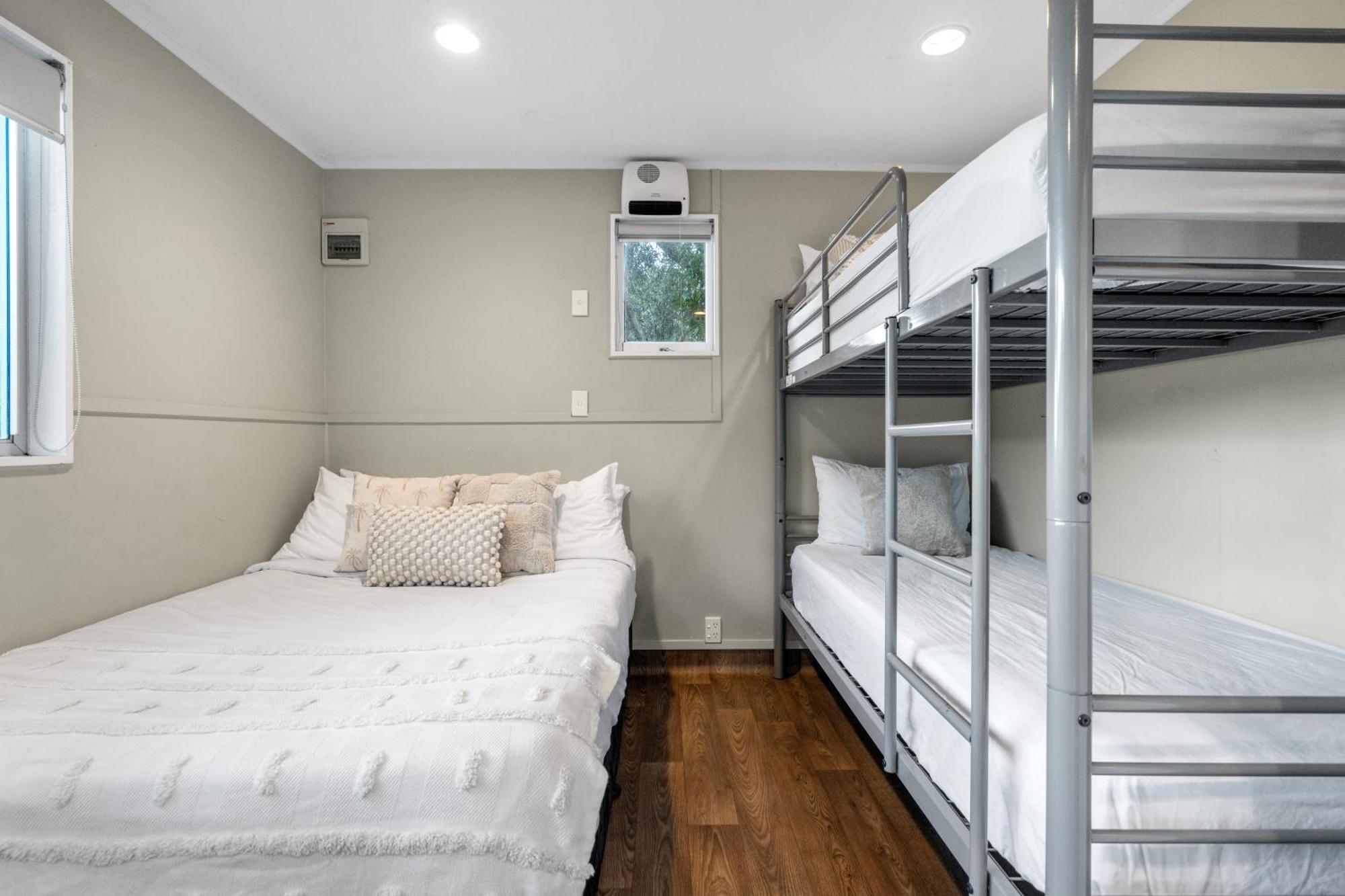 Tasman Holiday Parks - Waihi Beach Exterior foto Bunk beds in a cabin